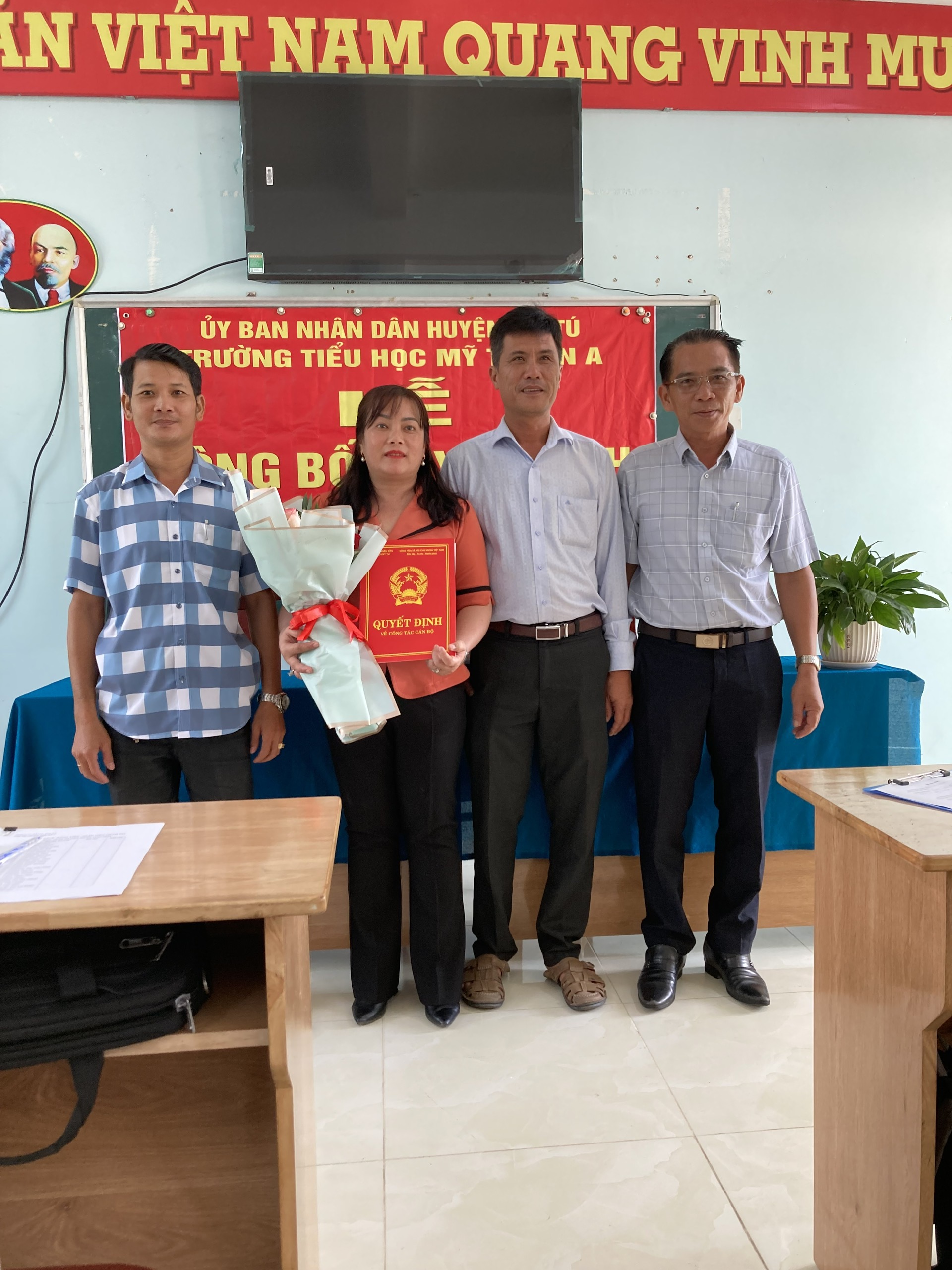 Công bố quyết định của UBND huyện về công tác cán bộ